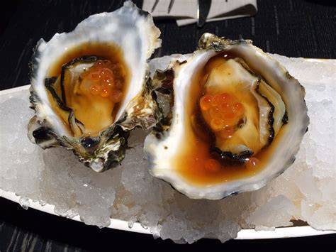 Ostra fresca con huevas de salmón
