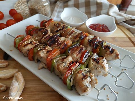 Brochetas de pollo marinadas