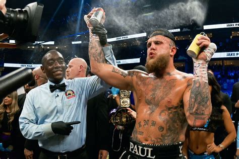 Jake Paul celebrando una victoria