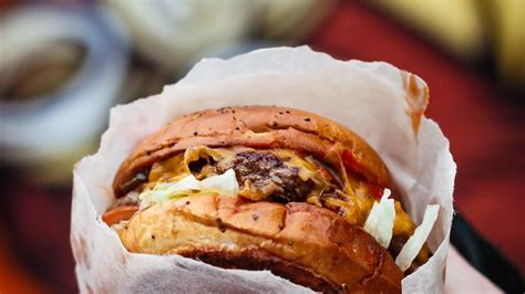 Infografía mostrando los pasos para hacer una smash burger perfecta