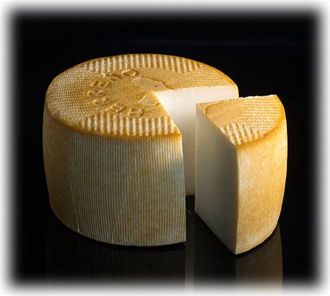 Primer plano de la corteza rugosa y con marcas de ahumado del queso Herreño