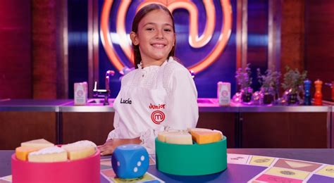 Marta, aspirante de MasterChef 11, sonriendo en la cocina