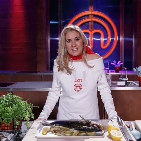 Leti, aspirante de MasterChef 11, junto a su motocicleta Harley-Davidson