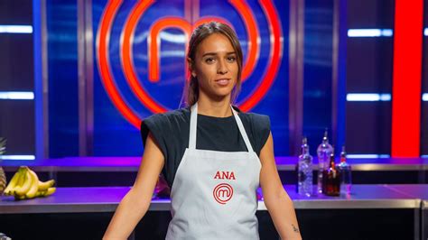 Ana, aspirante de MasterChef 11, mostrando su tatuaje 