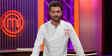 Eneko, aspirante de MasterChef 11, cocinando un arroz perfecto