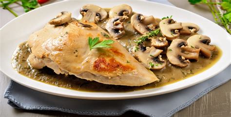 Ingredientes principales: pechuga de pollo, nata, cebolla, champiñones