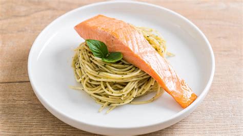 Plato de salmón al pesto con pasta