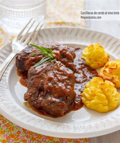 Carrilleras de cerdo al vino tinto en un plato