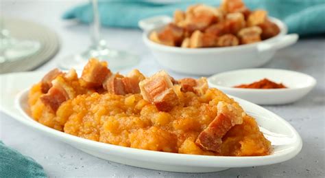 Patatas revolconas con torreznos crujientes