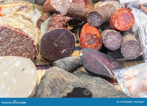 Variedad de embutidos en un mercado