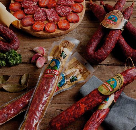 Variedad de chorizos y salchichones veganos en lonchas y enteros