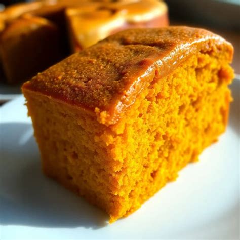 Un bizcocho integral de calabaza decorado con rodajas de naranja.