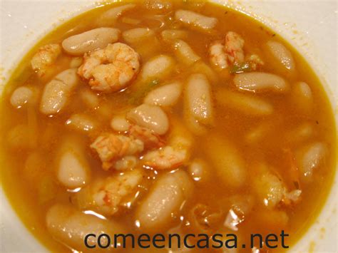 Ingredientes frescos para fabes con gambas