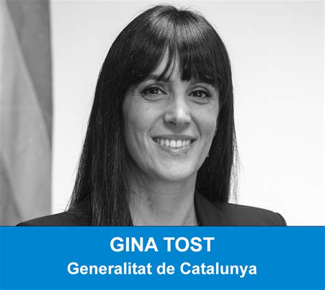 Gina Tost en el estudio de radio