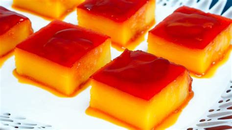 Tocino de cielo servido con crema de yogur