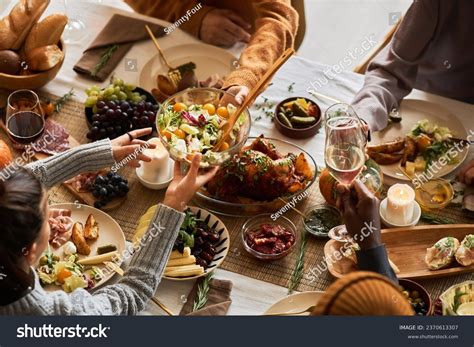 Familia compartiendo comida en Thanksgiving