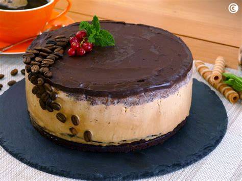 Tarta helada de café y chocolate decorada con avellanas