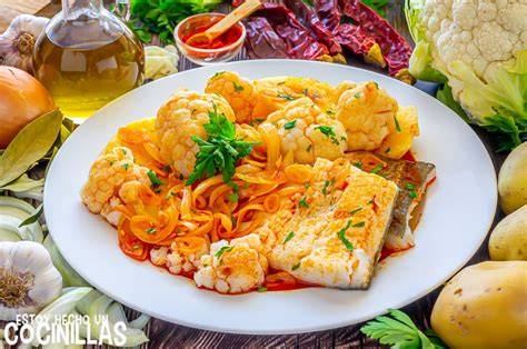 Imagen de un plato de bacalao con coliflor decorado.