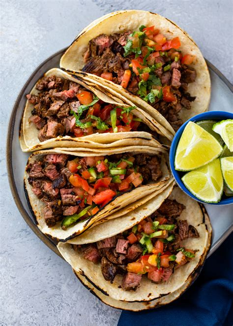 Proceso de armado de tacos de carne asada