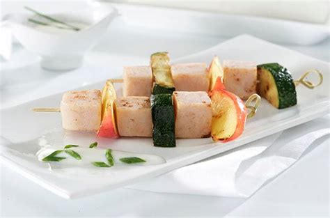 Brocheta de pavo braseado, calabacín y manzana