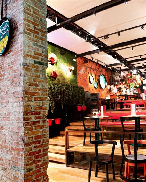 Interior de La Parrilla de la Reina con su decoración característica