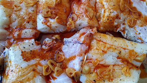 preparación de ajo y pimentón para merluza