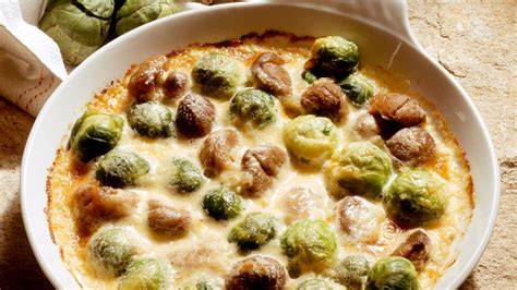 Plato de coles de Bruselas gratinadas con queso fundido y bacon