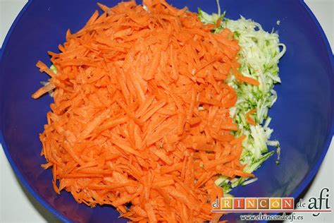 Verduras ralladas y escurridas en un bol