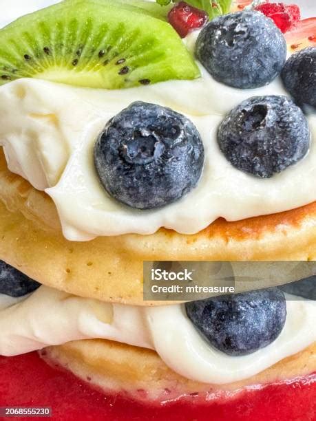 Panqueques veganos apilados con fruta fresca y sirope