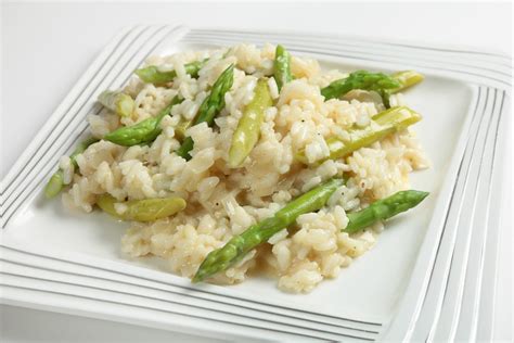 Plato de arroz con espárragos terminado