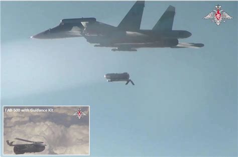 Avión ruso Su-34 lanzando una bomba FAB