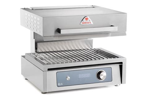 Imagen de una salamandra de cocina abierta con elevador en acción.