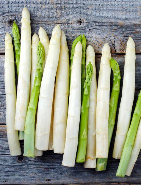Espárragos verdes al dente en un bol