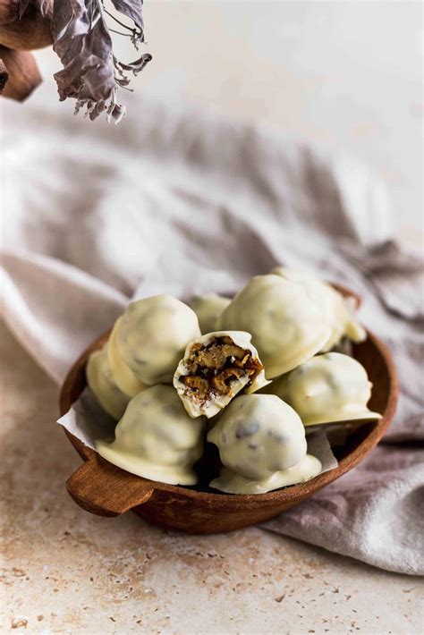 Nueces garrapiñadas rellenas de dulce de leche y cubiertas de chocolate blanco