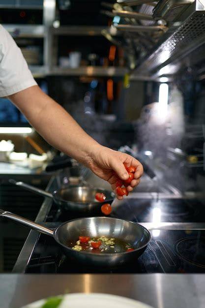 Imagen de un chef preparando tomate Raf
