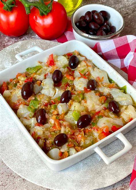 Plato de esqueixada de bacalao