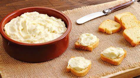 Brandada de bacalao servida en tostas