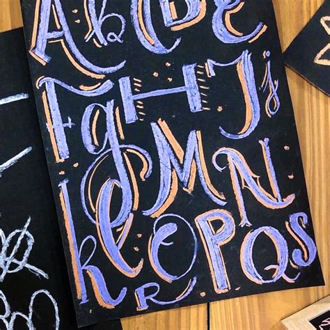Niños repasando las letras en una pizarra con tiza