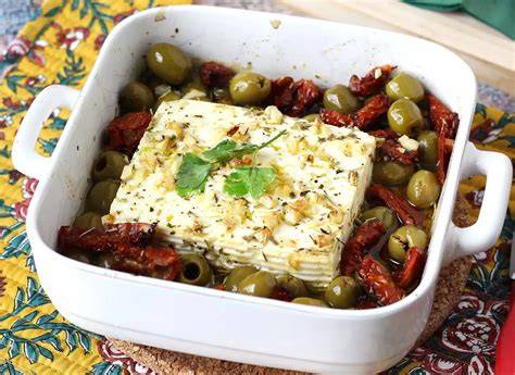 Plato de feta y tomate al horno con hierbas