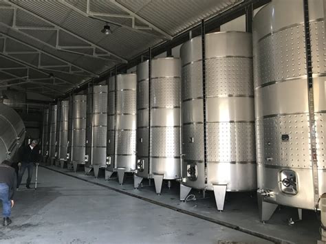 Bodega submarina con depósitos de vino a 30 metros de profundidad