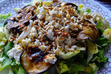 Plato terminado de ensalada de caballa con berenjena asada