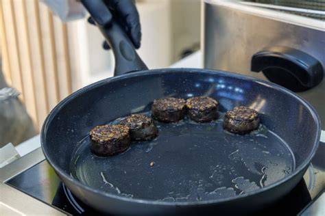 Rodajas de morcilla dorándose en sartén
