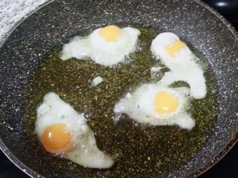 Huevos de codorniz fritos con yema líquida