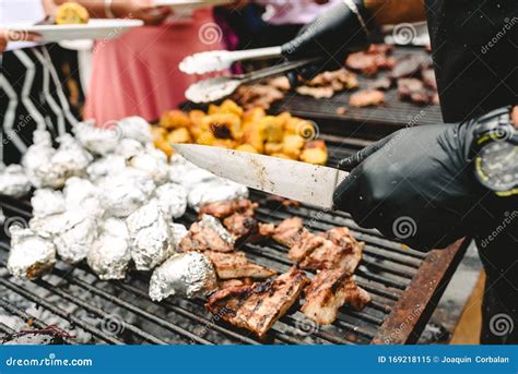 Equipo de cocina preparando barbacoa
