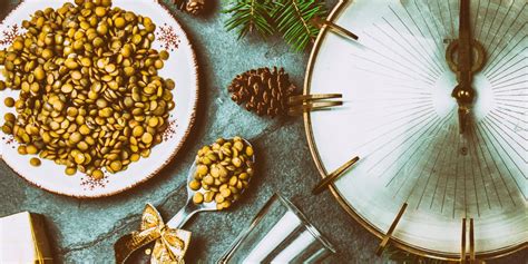 Mesa de Año Nuevo con lentejas y otros elementos festivos