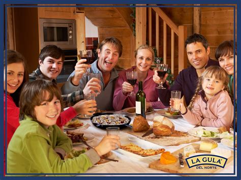 Familia española cenando lentejas en Nochevieja