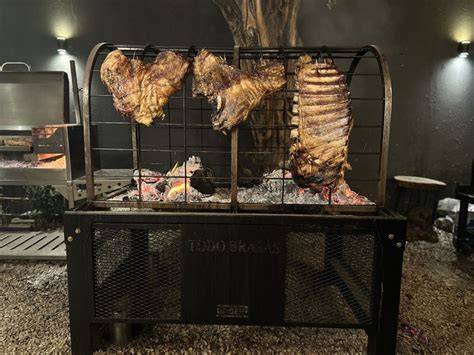 Parrilla tradicional española con brasas de encina