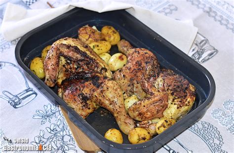 Pollo asado cortado por la mitad con limón y especias