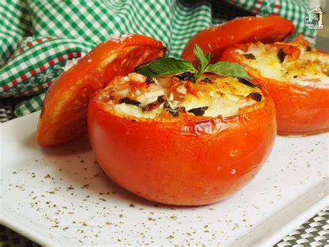 Tomates rellenos con queso mozzarella gratinado