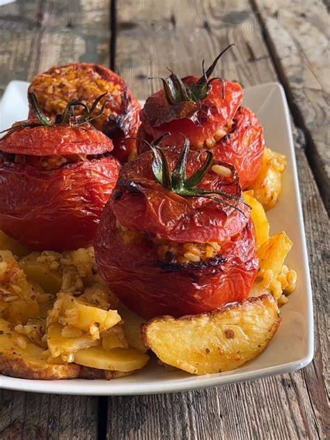 Tomates rellenos cocinados en freidora de aire